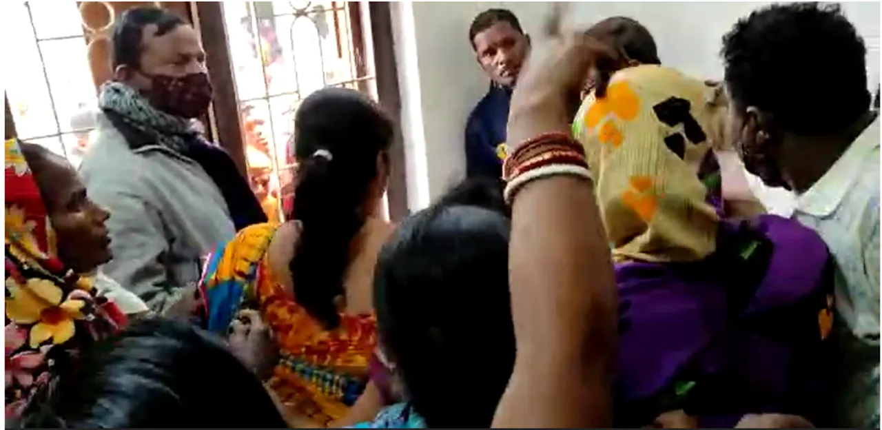  ସ୍ୱୟଂ ସହାୟକ ଗୋଷ୍ଠୀ ମହିଳା ଓ ICDS ସଂଯୋଜକ ମୁହାଁମୁହିଁ । ବସ୍ତା ବ୍ଲକ୍ କାର୍ଯ୍ୟାଳୟରେ ସ୍ୱୟଂ ସହାୟକ ଗୋଷ୍ଠୀଙ୍କ ତୁମୁଳକାଣ୍ଡ ।