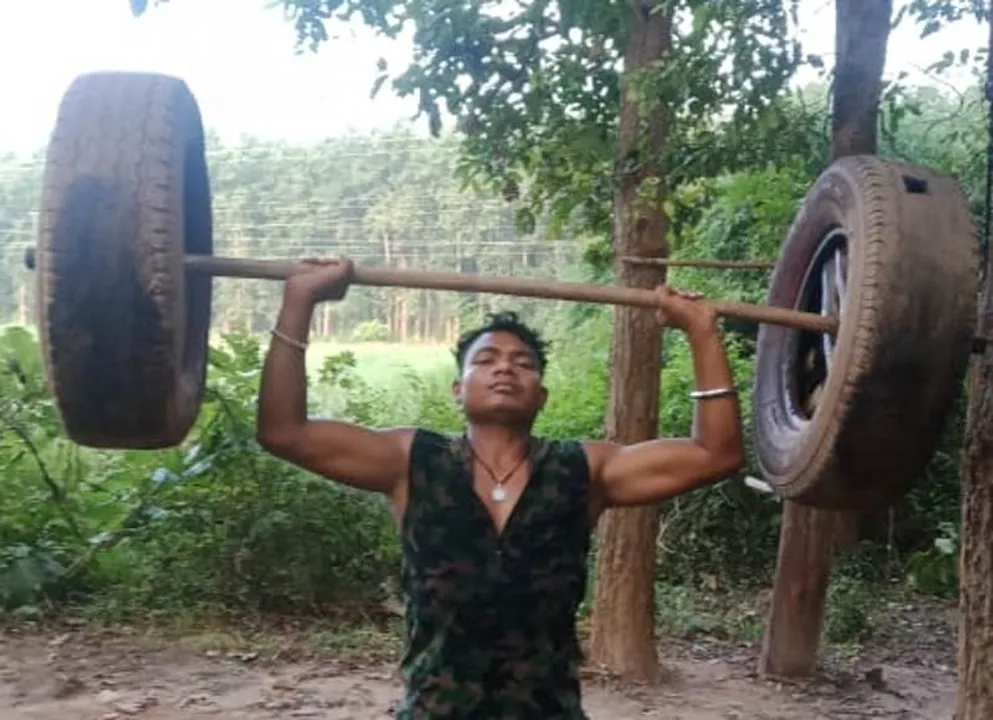  ଜଙ୍ଗଲରେ ଓପନ୍ ଜିମ୍ । ନିଜକୁ ଫିଟ୍ ରଖିବାର ସଉକ ଯୁବକଙ୍କୁ ବନାଇଛି ଫିଟନେସ୍ ଟ୍ରେନର, ତାଲିମ ନେଉଛନ୍ତି ୩୫ ଯୁବକ