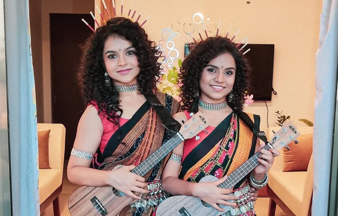  ସମ୍ବଲପୁରୀ ଗୀତ ଗାଇଲେ ଦୁଇ ଆସାମୀ ଭଉଣୀ । ଅନ୍ତରା ନନ୍ଦି ଓ ଅଙ୍କିତା ନନ୍ଦିଙ୍କ ଡାଲଖାଇ ଓ ରଙ୍ଗବତୀ ଗାଇ ଚର୍ଚ୍ଚାରେ ।