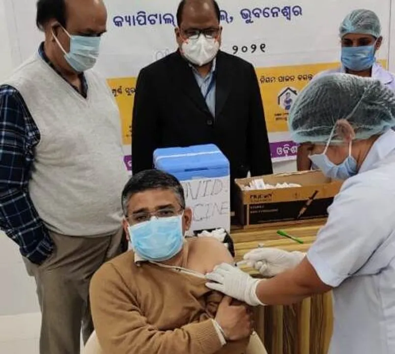  ଟିକା ନେଲେ ଅତିରିକ୍ତ ଶାସନ ସଚିବ : କରୋନାରୁ ସୁରକ୍ଷିତ ରହିବାକୁ ଓ ଟିକା ନେବାକୁ ଦେଲେ ଆହ୍ୱାନ