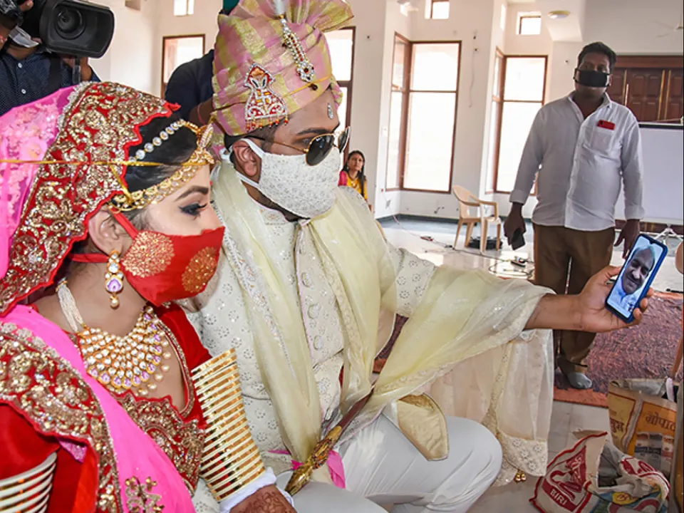  ବିବାହ ଉତ୍ସବରେ ମାସ୍କ ଦେବେ ଆୟୋଜକ । ବିବାହ ଓ ଅନ୍ତିମ ସଂସ୍କାରରେ ସର୍ବାଧିକ ୫ ଶହ ଲୋକଙ୍କୁ ଅନୁମତି ।