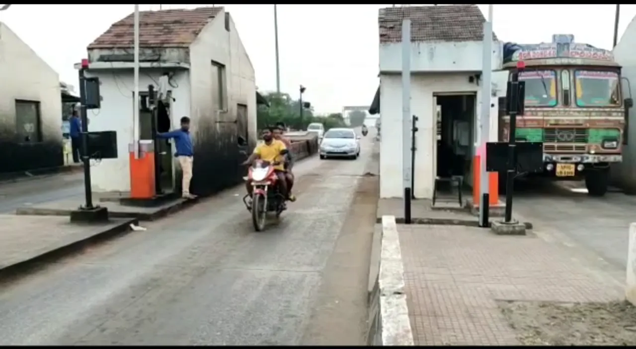  ଟୋଲ ଗେଟରେ ୨ଗୁଣା ଫାଇନ ଆଦାୟକୁ ବିରୋଧ : ବରଯାତ୍ରୀ ଗାଡ଼ିରେ ଲାଗି ନଥିଲା ଫାସ୍ ଟ୍ୟାଗ