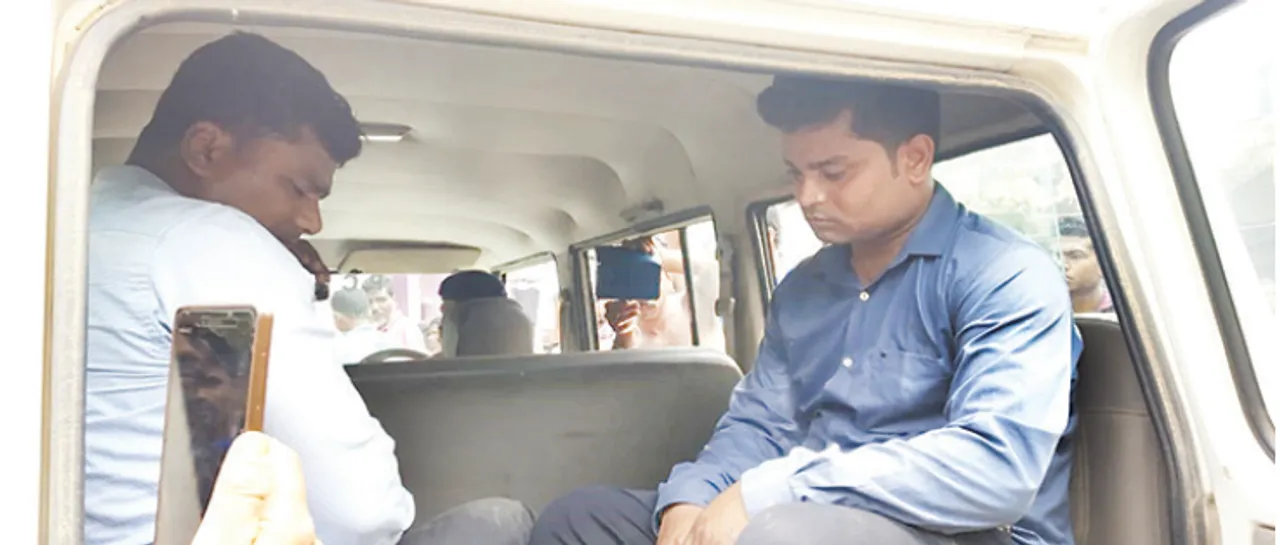  ସଫେଇ ଆଳରେ ସୁନା ଲୁଟୁଥିଲେ, ଗ୍ରାମବାସୀ ଗୋଡାଇ ଗୋଡାଇ ଧରିଲେ । ଗତ କିଛି ଦିନ ହେବ ବିଭିନ୍ନ ଅଞ୍ଚଳ ବୁଲି ସୁନା ଲୁଟୁଥିଲେ ୨ ଠକ ।