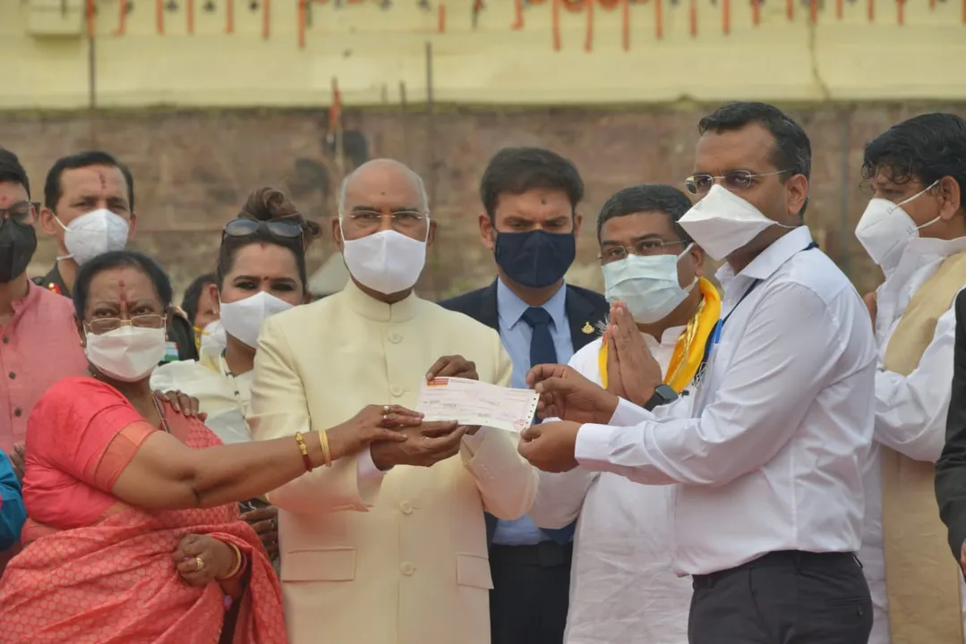  ସମର୍ପଣ ନିଧି ସଂଗ୍ରହ ଅଭିଯାନରେ ସାମିଲ ହେଲେ ରାଷ୍ଟ୍ରପତି । ଦାନ କଲେ ଲକ୍ଷେ ଟଙ୍କା, ମହାପ୍ରଭୁଙ୍କ ସେବା କରିବାର ସୁଯୋଗ ପାଇଲେ ରାମନାଥ କୋବିନ୍ଦ  ।