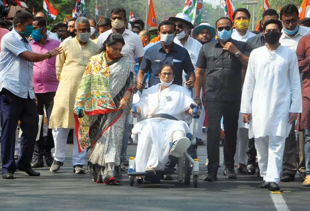  KOLKATA, MAR 14 (UNI) West Bengal Chief Minister and Trinamool Congress supremo Mamata Banerjee leading a road show from Gandhi Statue to  Hazra More as part of her campaigning for the coming Assembly election in Kolkata on Sunday.UNI PHOTO CAL 1 