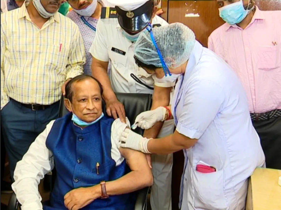  କୋଭିଡ୍ ଟିକା ନେଲେ ବାଚସ୍ପତି ସୂର୍ଯ୍ୟନାରାୟଣ ପାତ୍ର । ମୁଖ୍ୟମନ୍ତ୍ରୀ ନବୀନ ପଟ୍ଟନାୟକ ମଧ୍ୟ ଟିକା ନେଇ ସେଆର୍ କଲେ ଫଟୋ ।