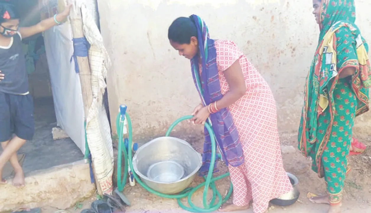  ବସ୍ତିରେ ଏମିତି ମିଳୁଛି ପାଣି । ଦିନକୁ ଥରେ ମିଳୁଛି ପାଣି, ରାତିଅଧରେ ଆସୁଛି, ସକାଳକୁ ନାହିଁ ।