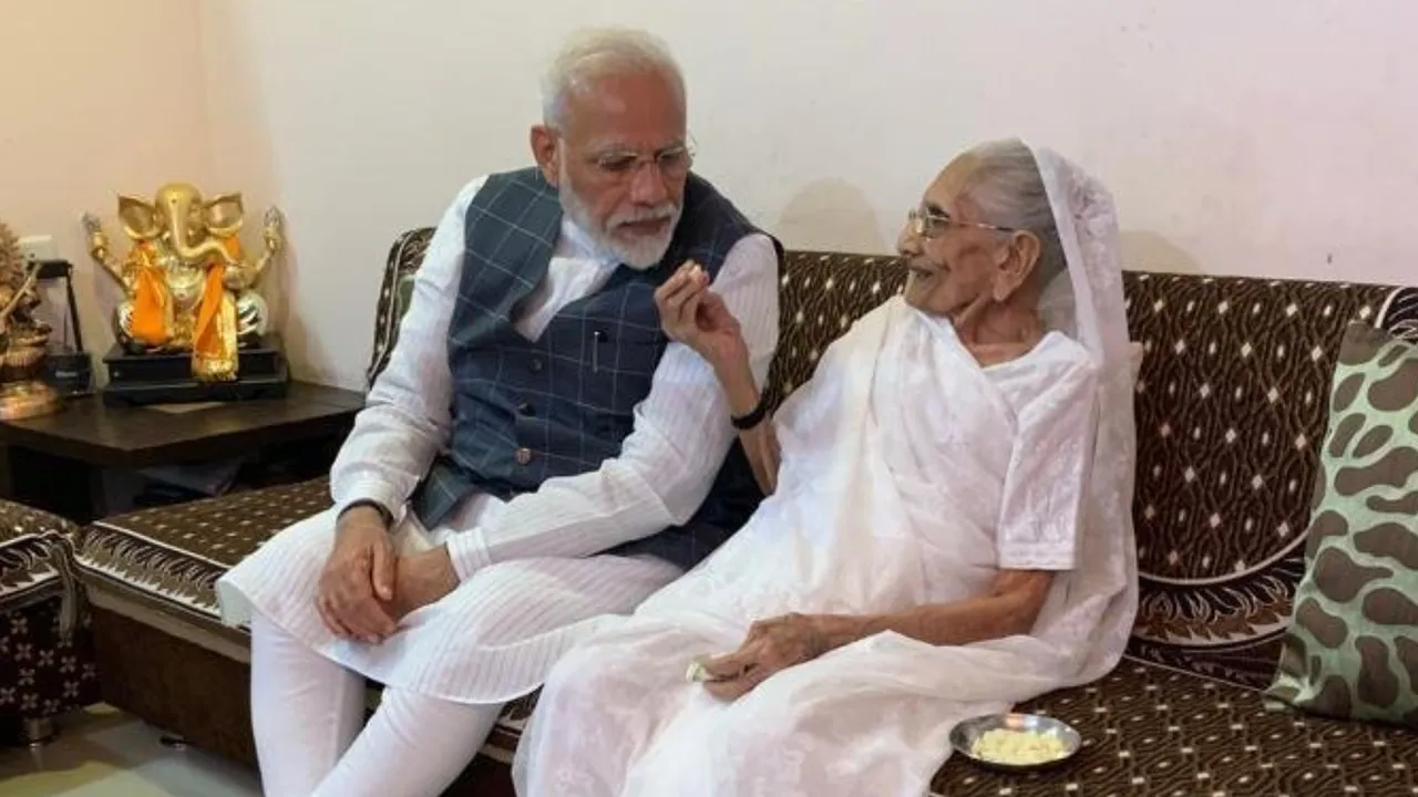  ପ୍ରଧାନମନ୍ତ୍ରୀ ମୋଦିଙ୍କ ମା’ ହୀରାବେନ୍ ନେଲେ କୋଭିଡ୍ ଟିକା । ଟୁଇଟ୍ କରି ସୂଚନା ଦେଲେ ନିଜେ ପ୍ରଧାନମନ୍ତ୍ରୀ ।