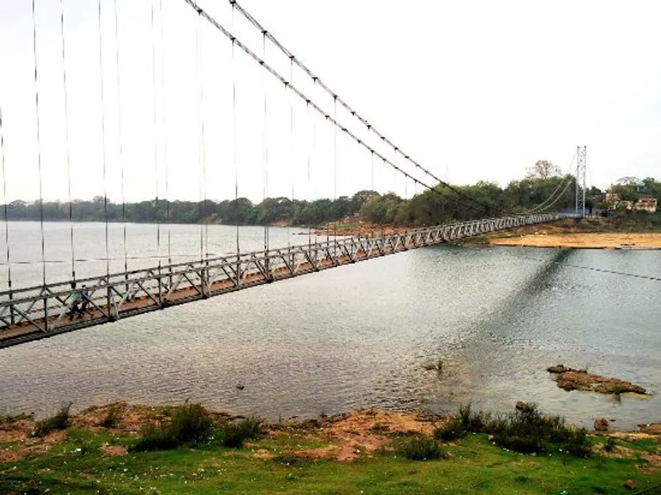  ଧବଳେଶ୍ୱର ପୀଠରେ ଦୁର୍ବଳ ହେଉଛି ଝୁଲାପୋଲ । କଂକ୍ରିଟ ପୋଲ ନିର୍ମାଣ ପାଇଁ କାମ ଆରମ୍ଭ କଲା ଠକା ସଂସ୍ଥା ।