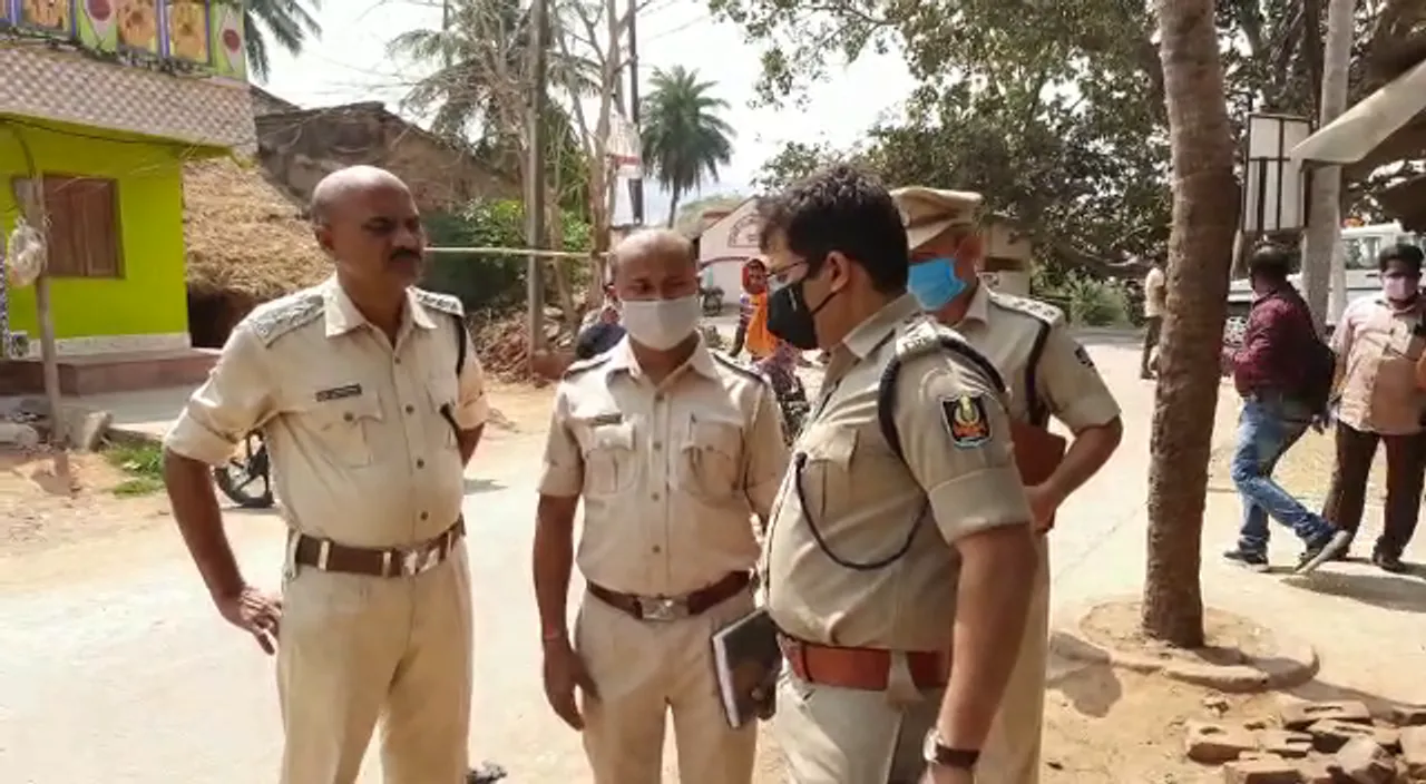  ଚେନ ଲୁଟି ଖସି ଯାଉଥିବା ଦୁର୍ଦ୍ଦାନ୍ତ ଅପରାଧିକୁ ଧରିଲେ ଗାଁ ଲୋକ : ପୋଲିସକୁ ହସ୍ତାନ୍ତର କରିବା ପୂର୍ବରୁ ନିର୍ଦ୍ଧୁମ ଛେଚିଲେ