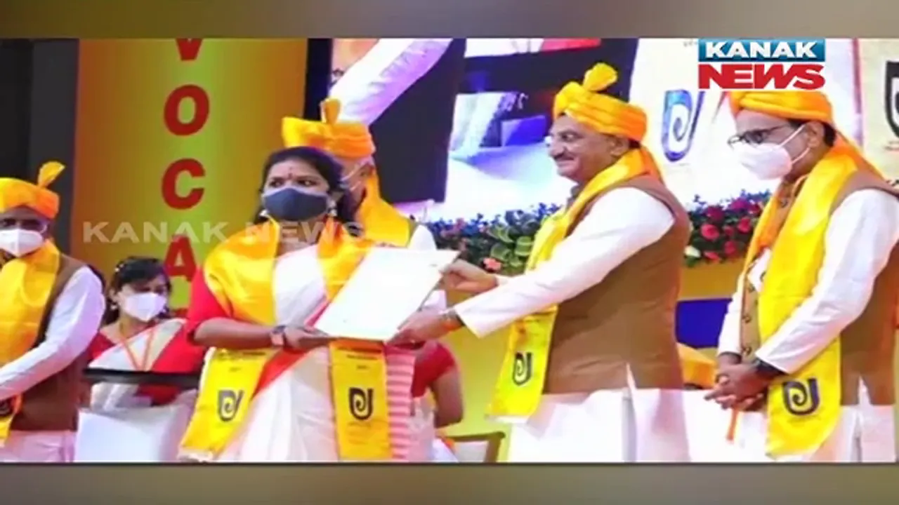  ଗୁଜରାଟ ସଭାମଞ୍ଚରୁ ସମ୍ମାନିତ ହେଲେ ଓଡିଆ ଝିଅ ଅଞ୍ଜଳି । ହିନ୍ଦୀ ସାହିତ୍ୟରେ ମାଷ୍ଟର ଅଫ୍ ଫିଲୋସୋଫି ଉପାଧିରେ ସମ୍ମାନିତ କଲେ କେନ୍ଦ୍ର ଶିକ୍ଷାମନ୍ତ୍ରୀ ।