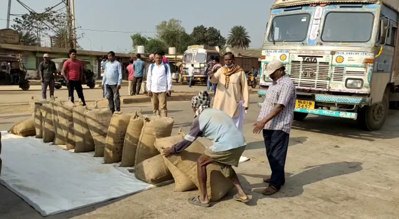  ଧାନ କିଣା ନେଇ କେନ୍ଦୁଝର ଜିଲ୍ଲା ତେଲକୋଇରେ ତାତିଲେ ଚାଷୀ : ଧାନବସ୍ତା ରଖି ମୁଖ୍ୟ ରାସ୍ତା କଲେ ଅବରୋଧ