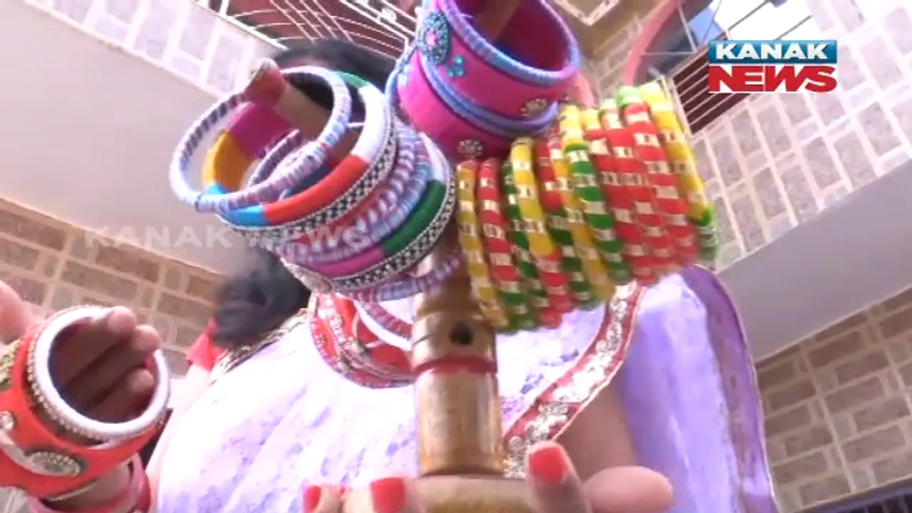  ଦନକୁ ଦିନ ବଢିବାରେ ଲାଗିଛି ରେଶମୀ ଗହଣାର ଚାହିଦା : ରେଶମୀ ଗହଣା ବ୍ୟବସାୟ କରି ସ୍ୱାବଲମ୍ବୀ ହୋଇଛି ମାତୃଶକ୍ତି ସ୍ୱୟଂ ସହାୟକ ଗୋଷ୍ଠୀ 