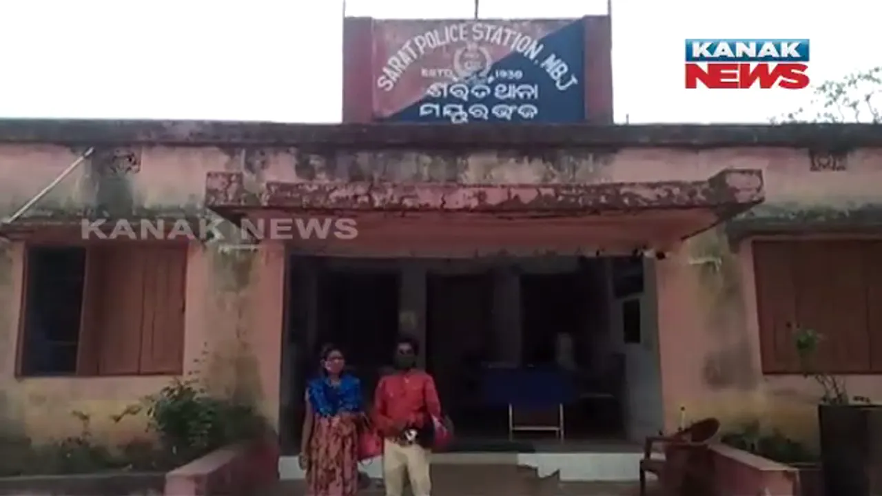  ଗର୍ଭବତୀ ଥିବା ମହିଳାଙ୍କ ମୁଣ୍ଡରେ ହେଲମେଟ୍ ନଥିଲା ବୋଲି ସ୍ୱାମୀ-ସ୍ତ୍ରୀଙ୍କୁ ୪ ଘଣ୍ଟା ଥାନାରେ ଅଟକ ଅଭିଯୋଗ । ପୋଲିସର ମାନବିକତାକୁ ନେଇ ଉଠିଲା ପ୍ରଶ୍ନ । 