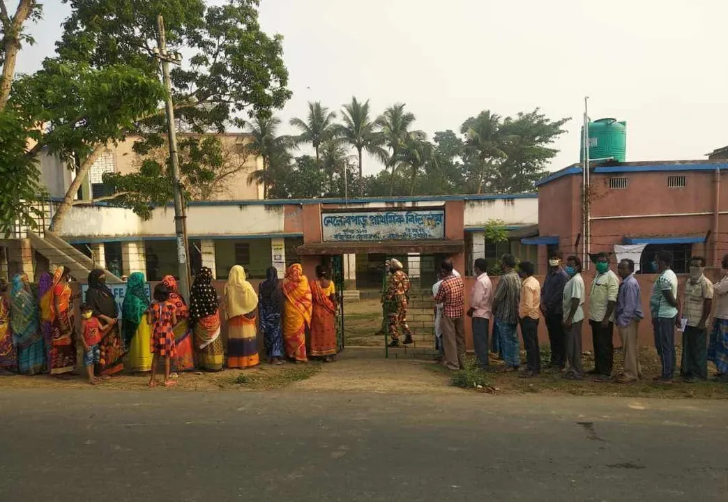  ଶାନ୍ତିନଗରରେ ଅଶାନ୍ତି । ଭୋଟ ଗ୍ରହଣ ବେଳେ ପଶ୍ଚିମବଙ୍ଗରେ ଟେକାପଥର ଫିଙ୍ଗାଫିଙ୍ଗି, ବୁଥ ପାଖରେ ମୁହାଁମୁହିଁ ହେଲେ ତୃଣମୂଳ କଂଗ୍ରେସ ଓ ବିଜେପି କର୍ମୀ ।