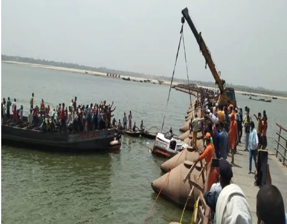  ବିହାର ପାଟନା ଜିଲ୍ଲାରେ ମର୍ମନ୍ତୁଦ ସଡକ ଦୁର୍ଘଟଣା । ପୋଲ ବାଡାକୁ ପିଟି ଗଙ୍ଗାନଦୀକୁ ଖସିପଡିଲା ଜିପ୍ । ୮ ଶବ ଉଦ୍ଧାର, ୧୦ ନିଖୋଜ