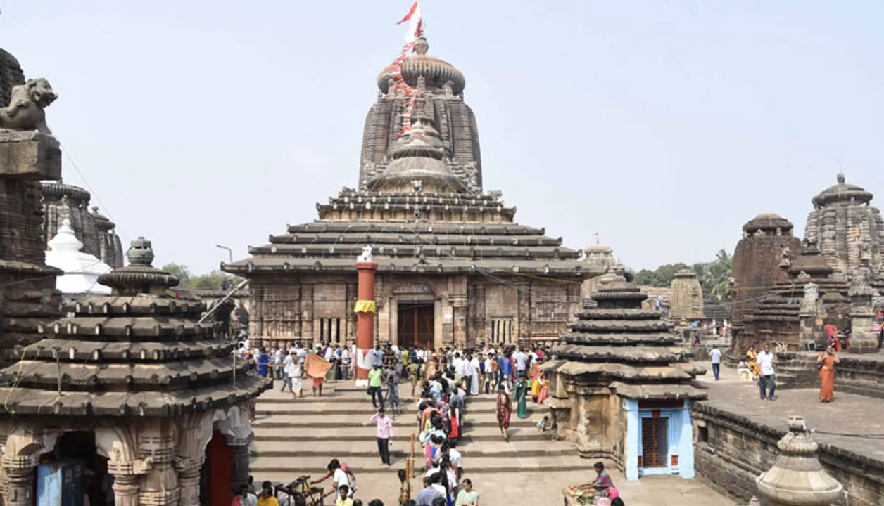  ଲିଙ୍ଗରାଜ ମନ୍ଦିର ପରିଦର୍ଶନ କଲେ ବିଏମସି କମିଶନର : ମନ୍ଦିର ଭିତରେ କୋଭିଡ କଟକଣାର ସ୍ଥିତି ପରଖିଲେ