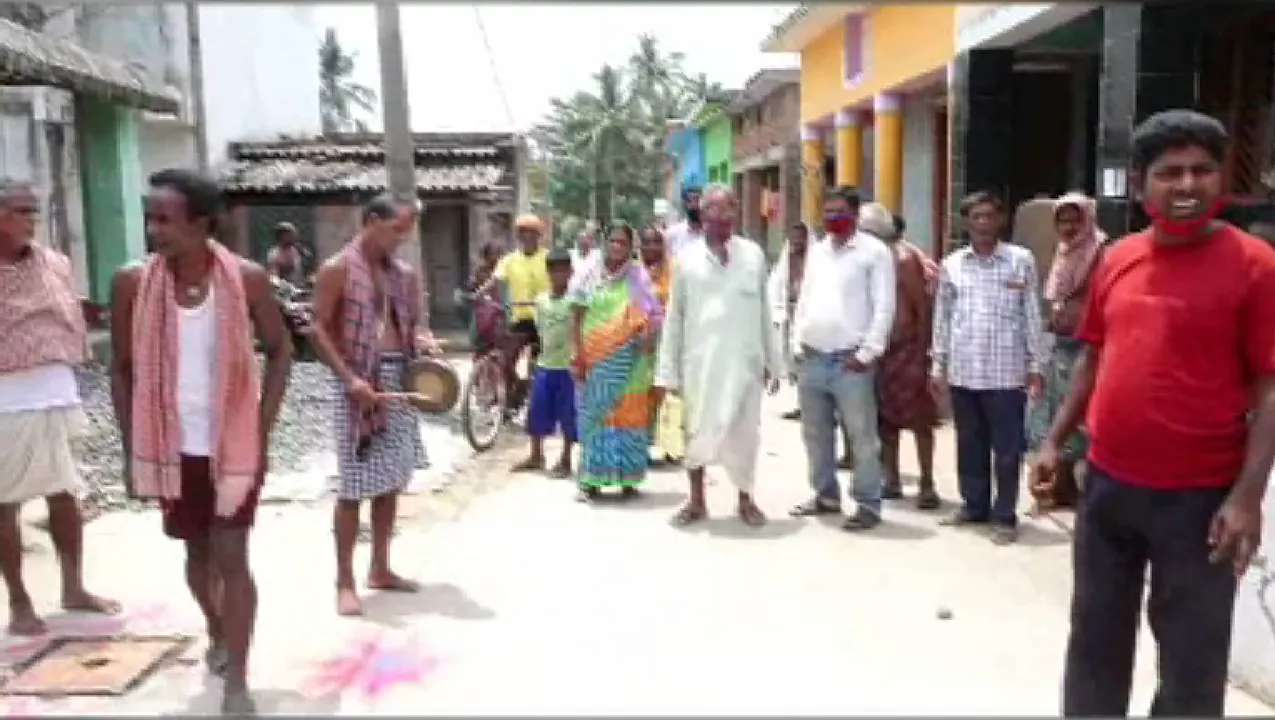  ଏଥର ସାବାଡ ହେବେ ମଦୁଆ । ଘଂଟ ବାଡେଇ ଗ୍ରାମବାସୀଙ୍କ ସତର୍କବାଣୀ । ମଦ ପିଇ ଗାଁକୁ ଆସିଲେ ଗଣିବେ ୨୦ ହଜାର ଟଙ୍କା ଜରିମାନା