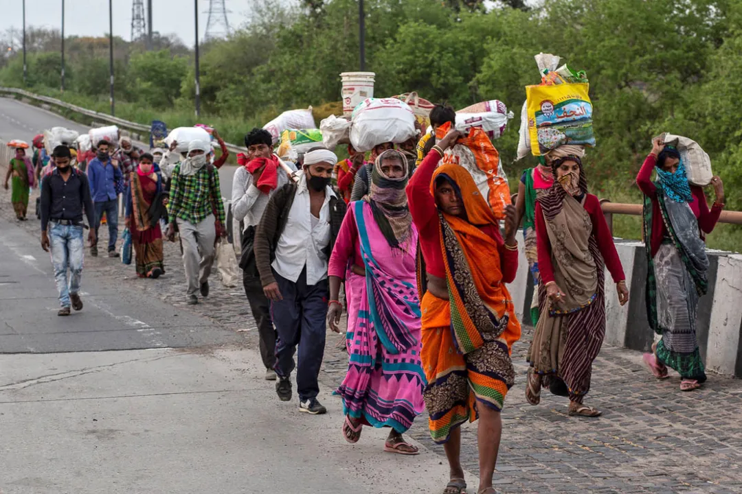  Friends and relatives of Kushwaha family who work as migrant workers walk along a road to return to their villages, during a 21-day nationwide lockdown to limit the spreading of coronavirus, in New Delhi, India, March 26, 2020. To match Special Report HEALTH-CORONAVIRUS/INDIA-MIGRANTS. REUTERS/Danish Siddiqui 