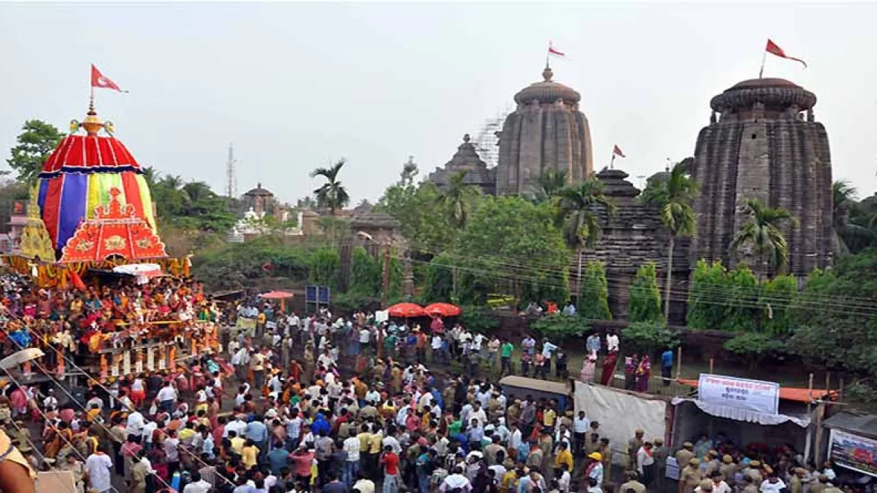  ଆସନ୍ତାକାଲି ମହାପ୍ରଭୁ ଲିଙ୍ଗରାଜଙ୍କ ଅଶୋକାଷ୍ଟମୀ ରଥଯାତ୍ରା । ଟ୍ରାଫିକ୍ କଟକଣା ଜାରି କଲେ ପୋଲିସ କମିଶନର । ନିୟମ ଭାଙ୍ଗିଲେ ୧୦୦୦ଟଙ୍କା ଜରିମାନା