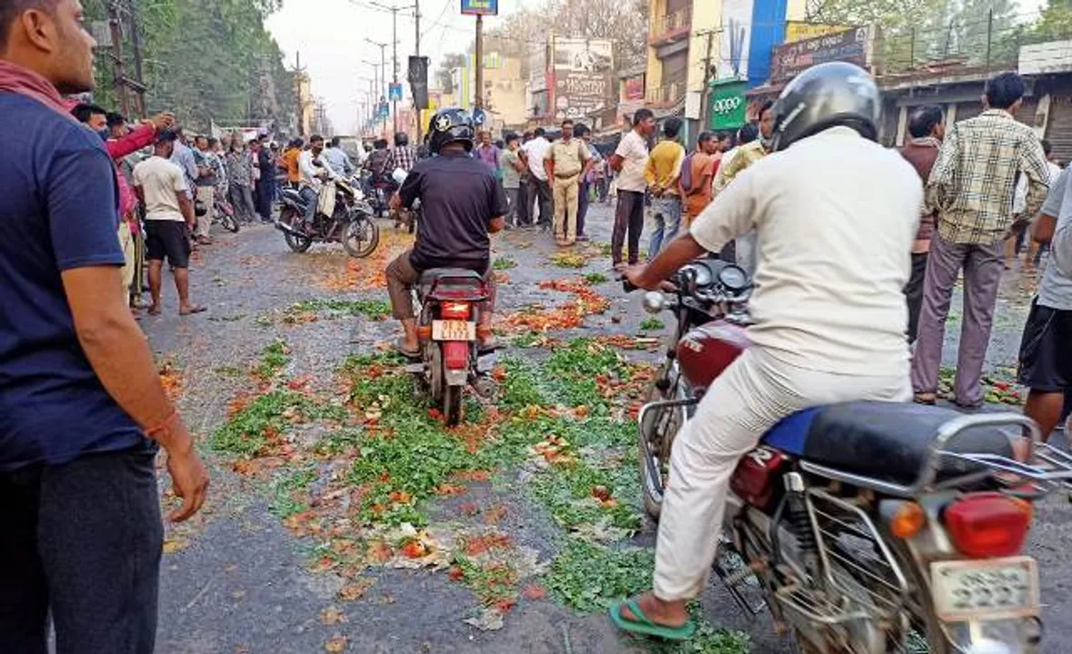  କଲବଲ କରୁଛି କରୋନା କଟକଣା । ପରିବା ବିକ୍ରି ନକରିପାରି ରାସ୍ତାରେ ପରିବା ଫିଙ୍ଗିଲେ ବ୍ୟବସାୟୀ