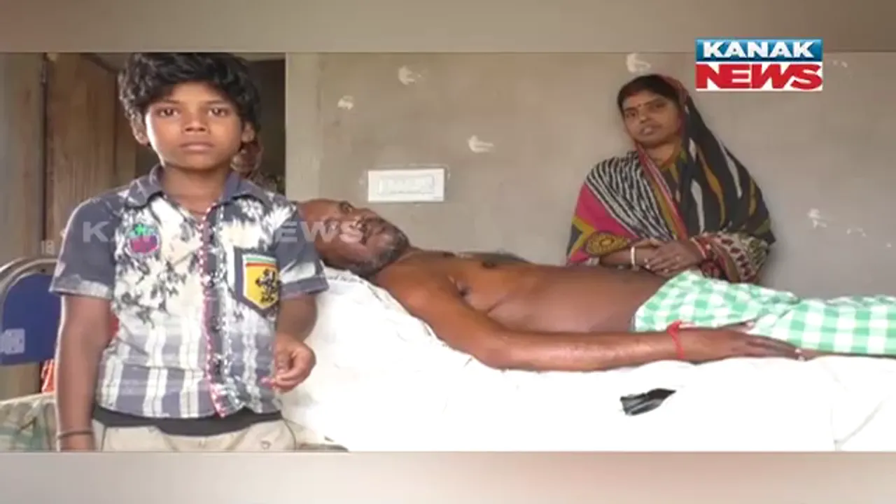  ଆଗକୁ ଗଡୁନି ସଂସାରର ରଥ । ବିଦ୍ୟୁତ୍ ଆଘାତ ଲାଗି ଖଣ୍ଟରୁ ତଳକୁ ଖସି ପଡିଥିଲେ ଦେବବ୍ରତ । ୩ ବର୍ଷ ହେଲା ପଡି ରହିଛନ୍ତି ବିଛଣାରେ 