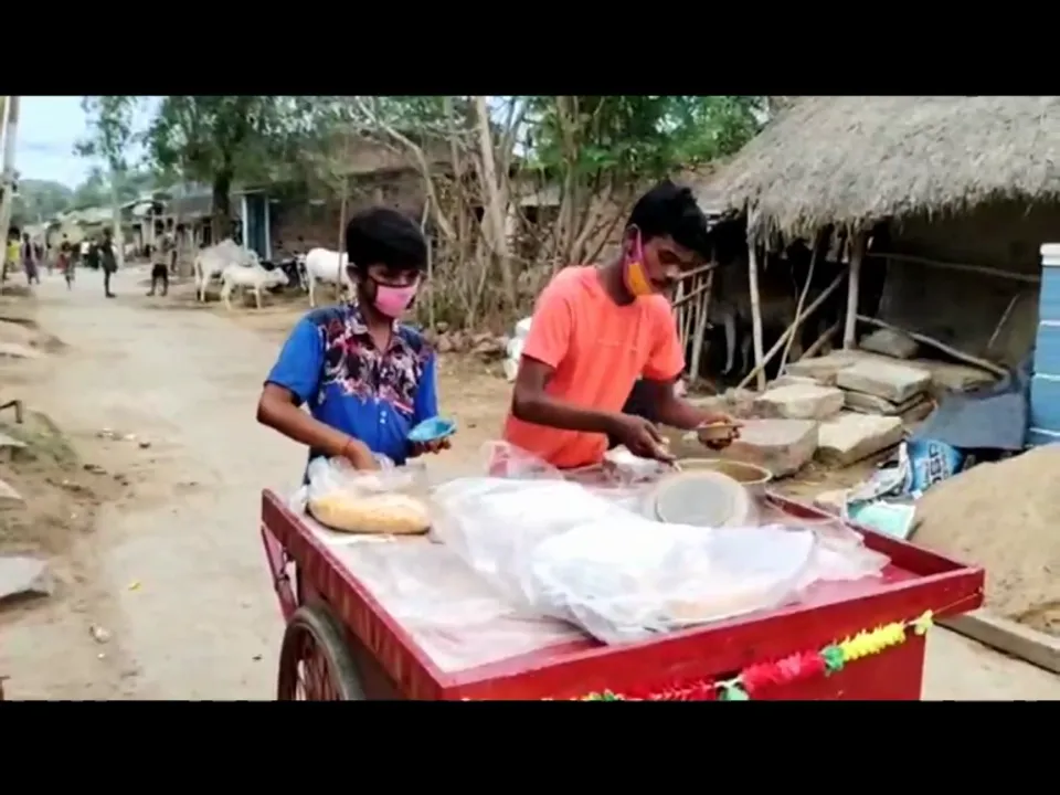  କଅଁଳ କାନ୍ଧରେ ପରିବାର ବୋଝ । ପରିବାର ଚଳାଇବା ପାଇଁ ଠେଲାଗାଡିରେ ଜଳଖିଆ ବିକୁଛନ୍ତି ଦୁଇ ନାବାଳକ ଭାଇ ବିକାଶ ଓ ଆକାଶ ।