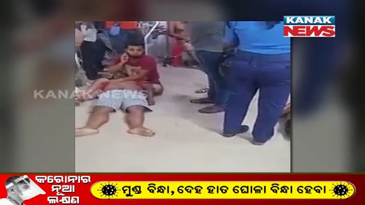  ବ୍ରହ୍ମପୁର ବଡ଼ ମେଡ଼ିକାଲରେ କରୁଣ ଦୃଶ୍ୟ । ଆଇସୋଲେସନ ୱାର୍ଡ ଆଗରେ ବାରଣ୍ଡାରେ ଶୋଇ ଅକ୍ସିଜେନ ନେଉଛନ୍ତି ରୋଗୀ ।