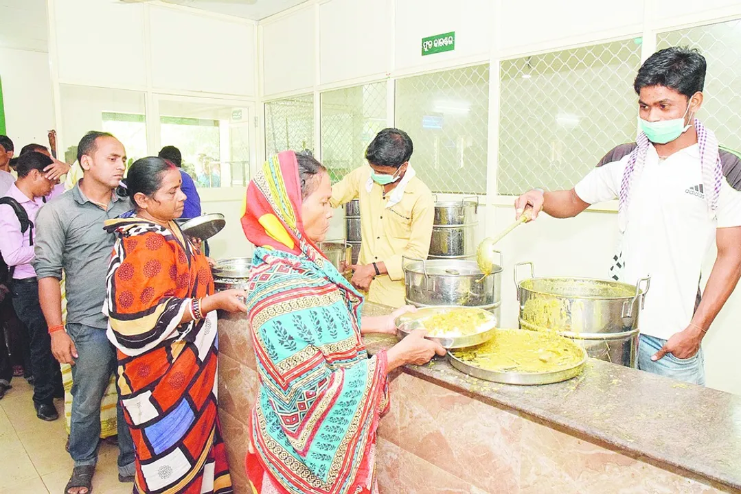  ଭୂତାଣୁ କାଳରେ ଭୋକ ମେଂଟାଉଛି ‘ଆହାର’ । ଲକଡାଉନରେ ଚାକିରୀ ହରାଇଥିବା ଓ ଟଙ୍କା ନଥିବା ଲୋକଙ୍କ ପାଲଟିଛି ସାହାରା
