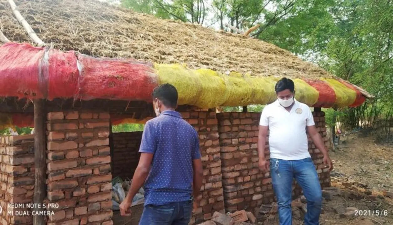  ସାହା ହେଲେ ସ୍ୱେଚ୍ଛାସେବୀ । ଗରିବ ପରିବାର ମୁହଁରେ ଫୁଟିଲା ହସ, କେଇଟା ଦିନରେ ବଦଳିଗଲା ଝାଟିମାଟିର ଚିତ୍ର ।