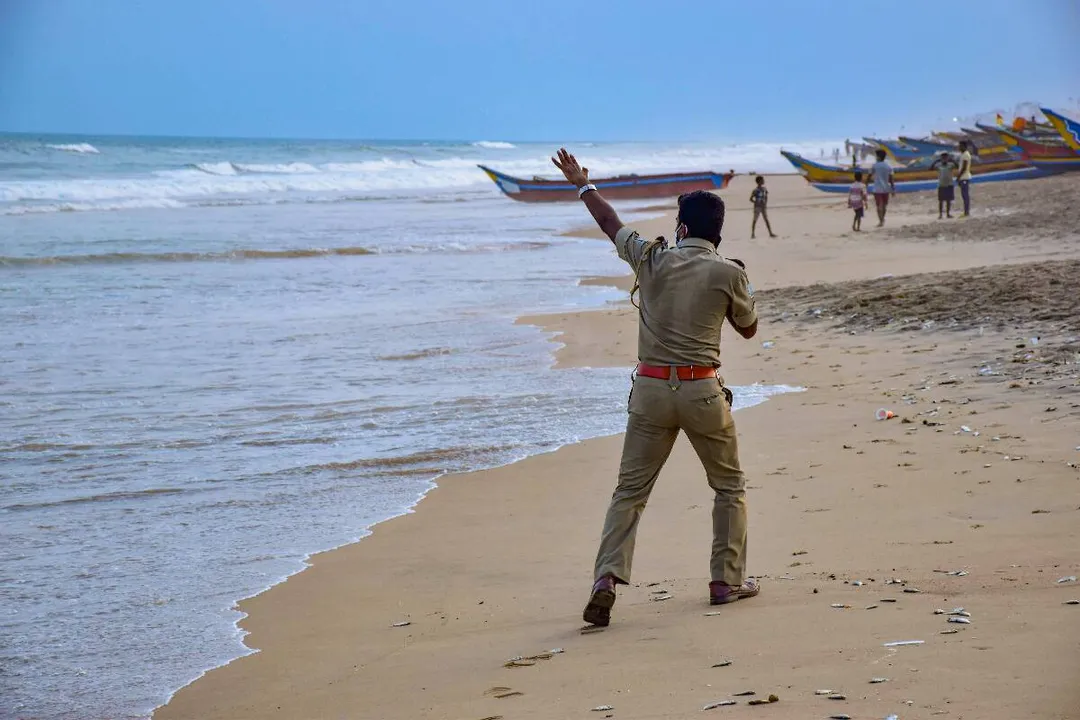  ପାଖେଇ ଆସୁଛି ବାତ୍ୟା ୟାସ୍ । ଘଣ୍ଟାପ୍ରତି ୪ କିଲୋମିଟର ବେଗରେ ଆଗକୁ ବଢୁଛି ବାତ୍ୟା, ୨୬ରେ କରିବ ଲ୍ୟାଣ୍ଡଫଲ । ଜାଣନ୍ତୁ ପାରାଦ୍ୱୀପ ଓ ବାଲେଶ୍ୱର ଠାରୁ କେତେ ଦୂରରେ ରହିଛି ବାତ୍ୟା ।