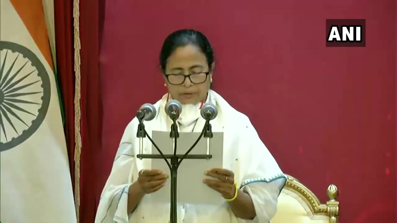  ମୁଖ୍ୟମନ୍ତ୍ରୀ ଭାବେ ଶପଥ ନେଲେ ମମତା । ଲଗାତାର ତୃତୀୟ ଥର ପାଇଁ ଧରିଲେ ପଶ୍ଚିମବଙ୍ଗର ମଙ୍ଗ ।
