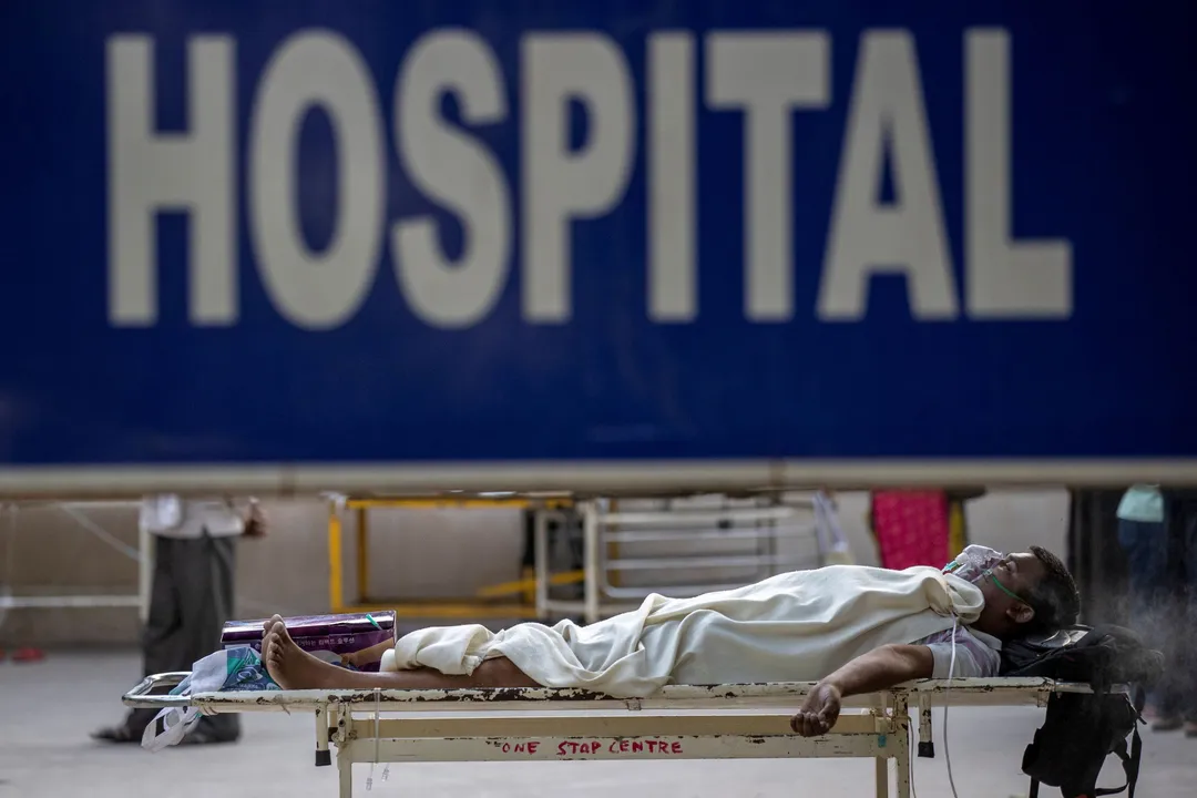  A patient suffering from the coronavirus disease (COVID-19) waits to get admitted outside the casualty ward at Guru Teg Bahadur hospital, amidst the spread of the disease in New Delhi, India, April 23, 2021. REUTERS/Danish Siddiqui 