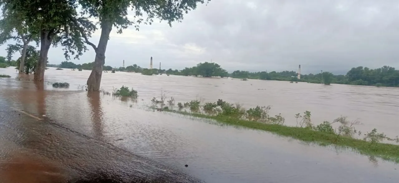  ବାତ୍ୟା ୟାସ୍ ପ୍ରଭାବରେ ଶିମିଳିପାଳରେ ପ୍ରବଳ ବର୍ଷା । ବୁଢାବଳଙ୍ଗ ନଦୀରେ ବନ୍ୟା ପାଣି ପ୍ରବାହିତ । ମୟୂରଭଞ୍ଜ ଓ ବାଲେଶ୍ୱରରେ ବନ୍ୟା ସମ୍ଭାବନା ।