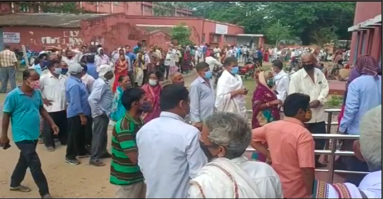  ଟିକା ପାଇଁ ଲମ୍ବାଲାଇନ । ରାତି ୨ଟାରୁ ଆସି ଅପେକ୍ଷା କରିଛନ୍ତି ହଜାରେରୁ ଅଧିକ ଲୋକ 