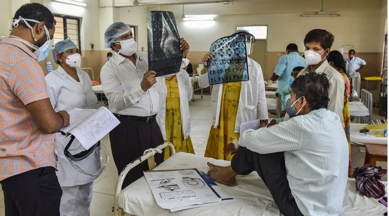  EDS PLS TAKE NOTE OF THIS PTI PICK OF THE DAY:::: Hyderabad: Doctors treat a Black Fungus infected patient at Mucormycosis ward of government ENT hospital in Hyderabad, Wednesday, May 19, 2021. (PTI Photo)(PTI05_19_2021_000134B)(PTI05_19_2021_000190B) 
