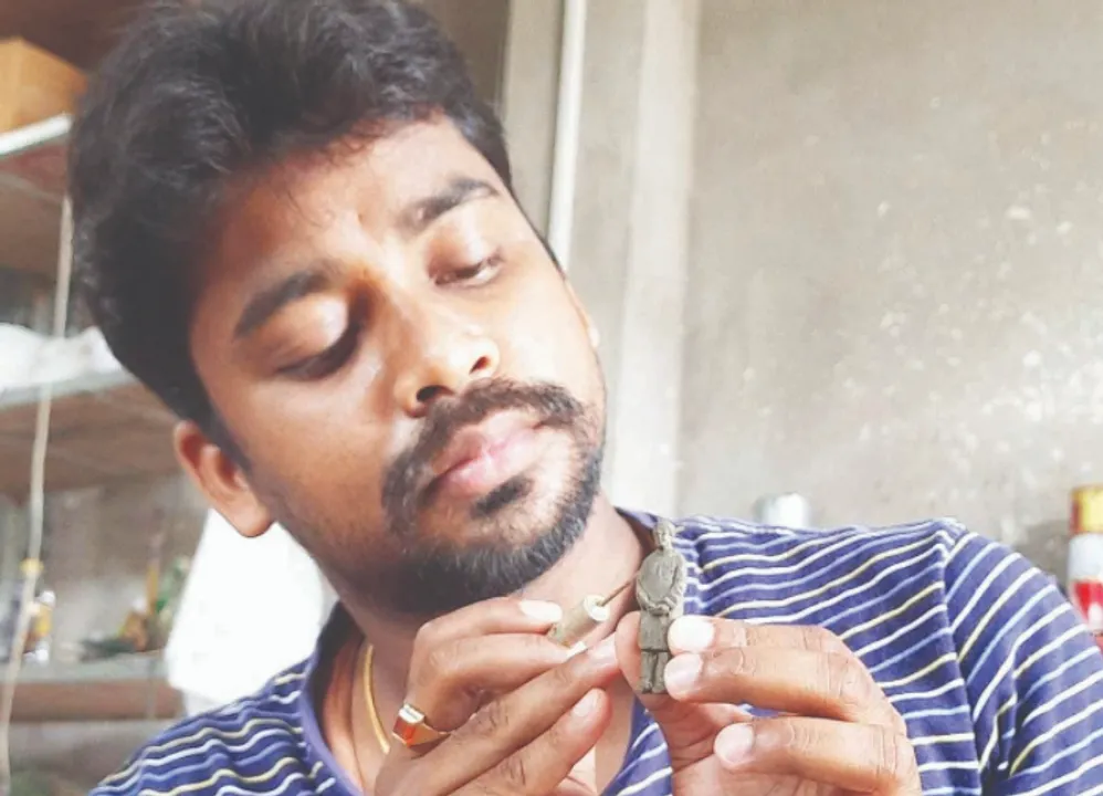  ଓଡ଼ିଆ ସାହିତ୍ୟର ସମ୍ରାଟଙ୍କୁ ନିଆରା ଶ୍ରଦ୍ଧାଞ୍ଜଳି । ଏକାଦଶାହ ଅବସରରେ ପଦ୍ମଭୂଷଣ ମନୋଜ ଦାସଙ୍କର ୨ ଇଞ୍ଚର ସୁନ୍ଦର ପ୍ରତିମୂର୍ତ୍ତି ତିଆରି କଲେ ଚିତ୍ରଶିଳ୍ପୀ ।