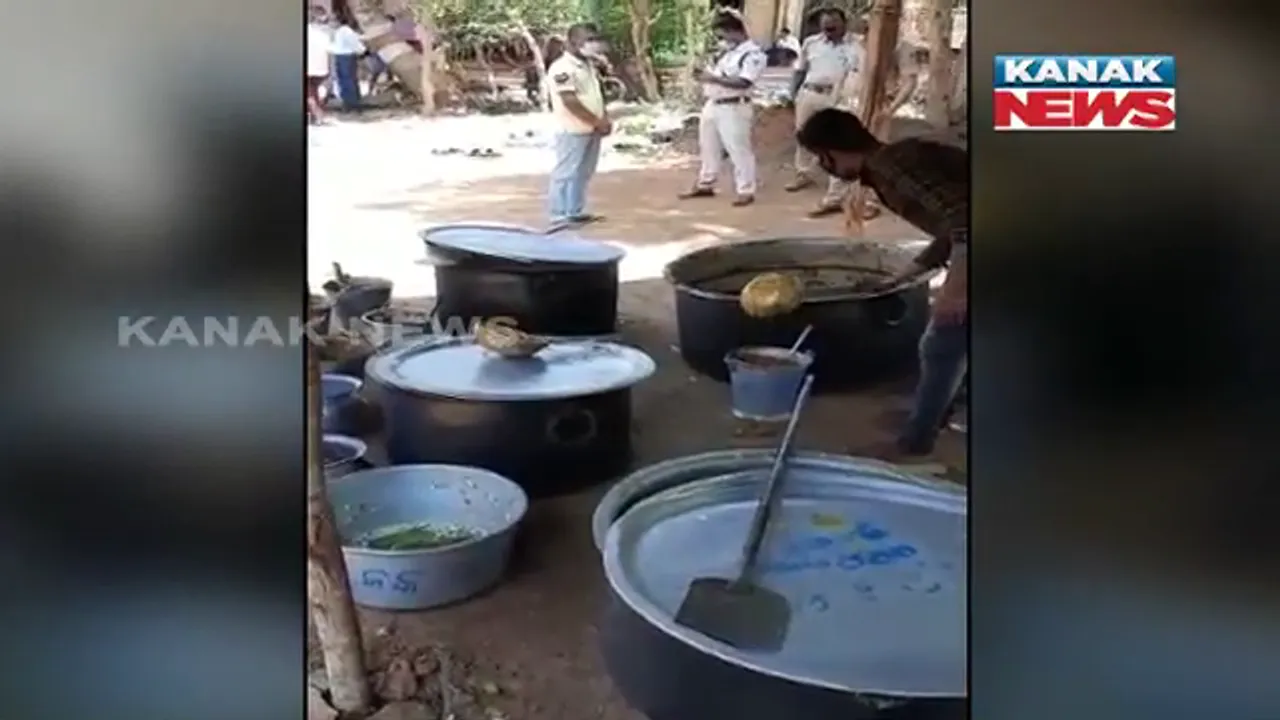  କରୋନା କଟକଣାକୁ ଫୁ କରି ଚାଲିଥିଲା ବିବାହ ଭୋଜି : ପୋଲସରାରେ ଶତାଧିକ ଲୋକଙ୍କ ପାଇଁ ହୋଇଥିଲା ଖାଦ୍ୟ ପ୍ରସ୍ତୁତ
