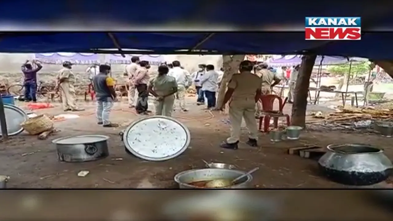  ବିବାହ ଭୋଜି ଉପରେ ଚଢାଉ ପରେ ଖାଦ୍ୟ ସାମଗ୍ରୀ ଫୋପାଡିଲାନି ପୋଲିସ । ଗାଁ ଲୋକଙ୍କୁ ଖାଇବା ବାଣ୍ଟିଲେ ପୋଲିସ ଅଧିକାରୀ ।