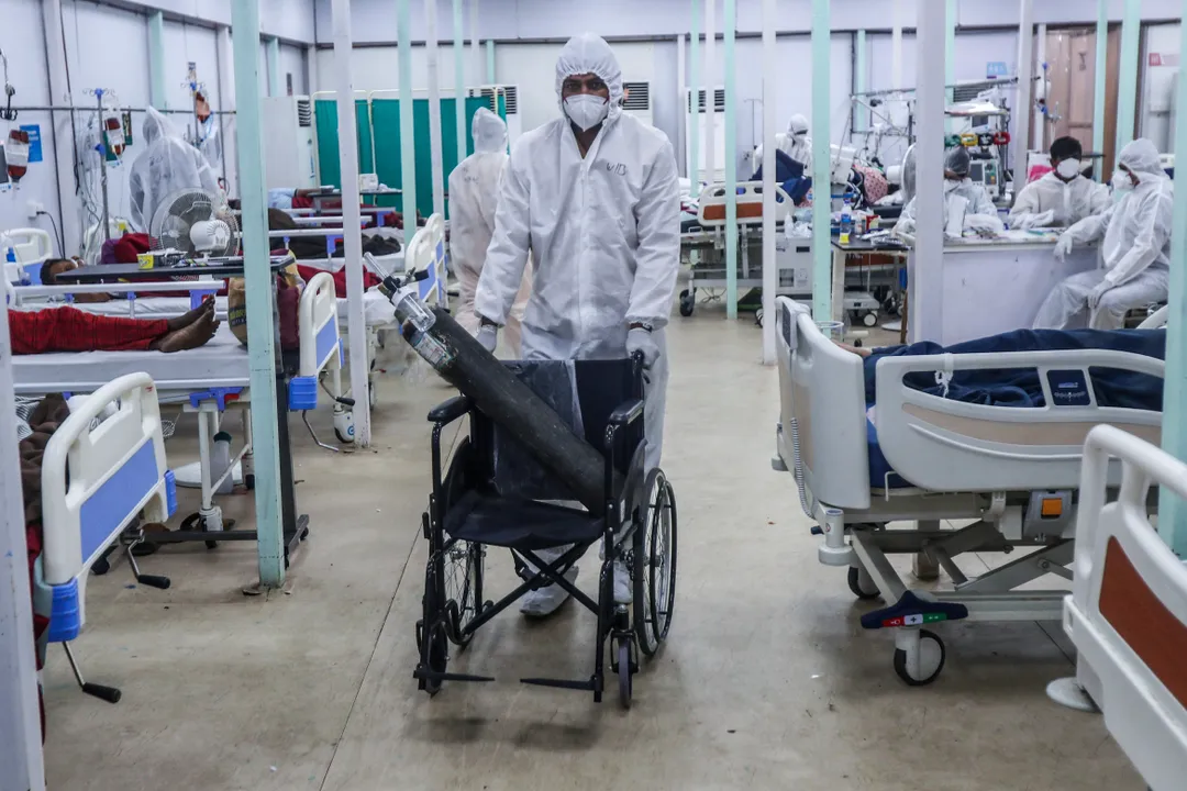  A health worker brings an oxygen cylinder on a wheelchair at the BKC jumbo field hospital, one of the largest COVID-19 facilities in Mumbai, India, Thursday, May 6, 2021. (AP Photo/Rafiq Maqbool) 
