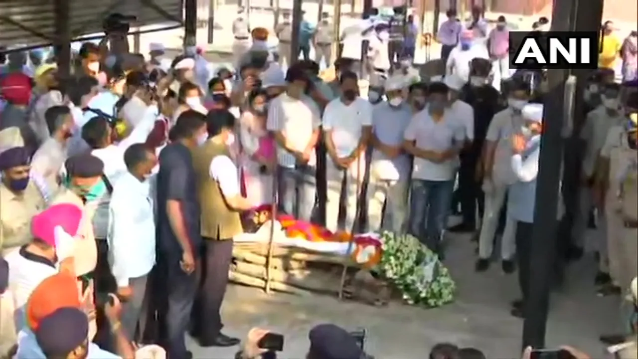  ପଞ୍ଚଭୂତରେ ଲୀନ ହେଲା ମିଲଖା ସିଂଙ୍କ ପାର୍ଥିବ ଶରୀର । ଭାବବିହ୍ୱଳ ପରିବେଶରେ ହେଲା ଅନ୍ତିମ ବିଦାୟ