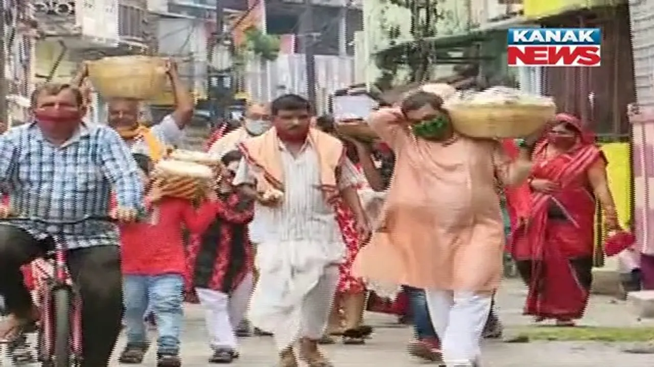  ଆସନ୍ତାକାଲି ଦେବଦମ୍ପତିଙ୍କ ବିବାହ । ପରମ୍ପରା ଆଧାରରେ ଝିଅ ବାହାଘର ପାଇଁ ପାର୍ବତୀଙ୍କ ମାମୁଁ ଘରୁ ଆସିଲା ମଉଳା ଭାର ।