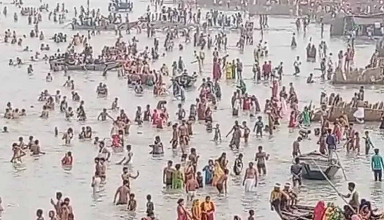 ମାନିଲେନି କଟକଣା....ନିୟମ ଭାଙ୍ଗି ଗଙ୍ଗାରେ ବୁଡ଼ ପକାଇଲେ ଶହ ଶହ ଲୋକେ ।