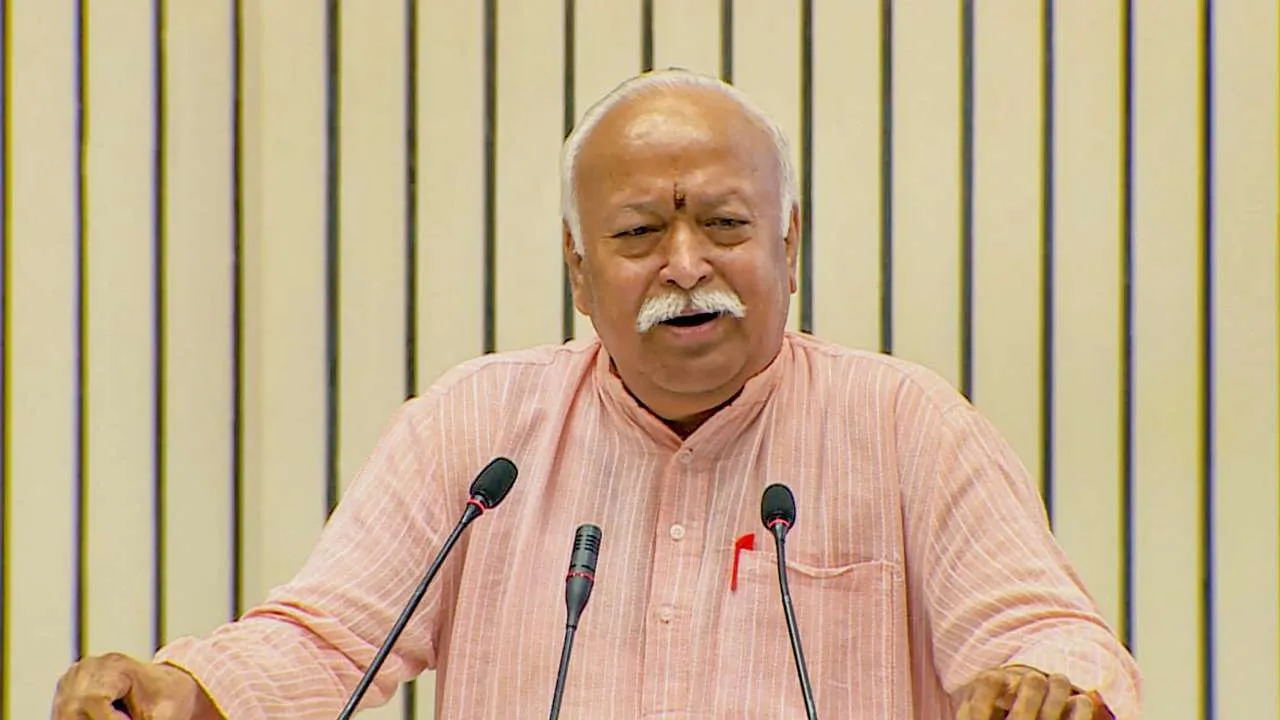  ବଦଳୁଛି ଆରଏସଏସ ମୁଖ୍ୟ ମୋହନ ଭାଗବତଙ୍କ ଆଭିମୁଖ୍ୟ । ହିନ୍ଦୁତ୍ୱ ନାରା ଦେଉଥିବା ଭାଗବତ କହିଲେ, ହିନ୍ଦୁ-ମୁସଲମାନ ଏକ, ପ୍ରତ୍ୟେକ ଭାରତୀୟଙ୍କ ଡିଏନଏ ଏକ
