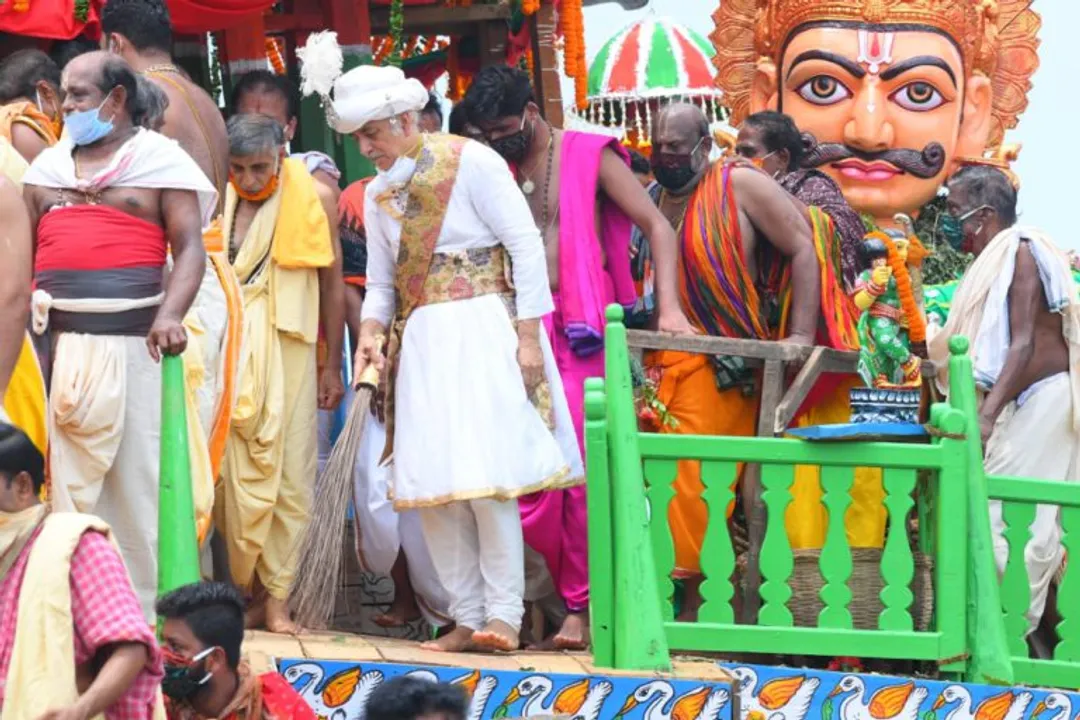  ଚଳିତ ବର୍ଷ ରଥଯାତ୍ରାରେ ଛେରାପହଁରା କରିବେ ଗଜପତି । ରଥଯାତ୍ରା ଓ ବାହୁଡାରେ ଛେରାପହଁରା କରିବା ନେଇ ପୁରୀ ଗଜପତିଙ୍କ ସୂଚନା ।