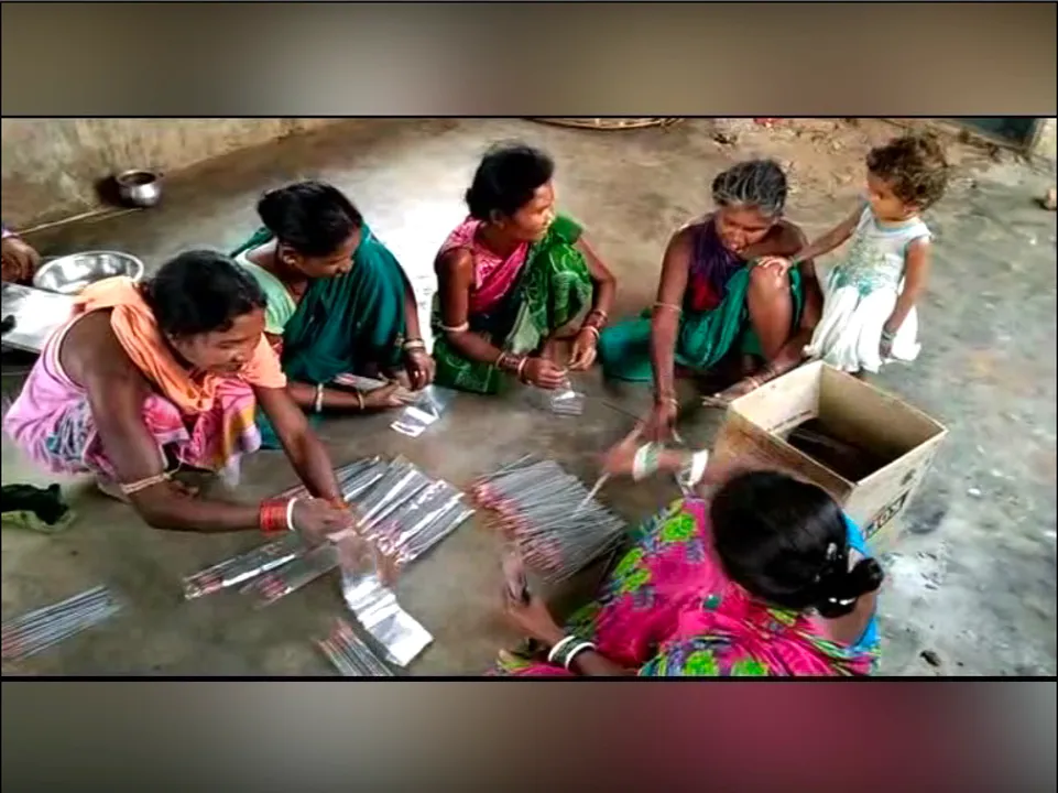  ଧୂପକାଠି ପ୍ରସ୍ତୁତ କରି ନିଜେ ହୋଇଛନ୍ତି ସ୍ୱାବଲମ୍ବୀ । ଅନ୍ୟ ମାନଙ୍କ ପାଇଁ ଖୋଲିଛନ୍ତି ରୋଜଗାରର ବାଟ, ସଫଳ ଉଦ୍ୟୋଗୀ ଡମାଇଙ୍କ ପ୍ରେରଣାଦାୟୀ କାହାଣୀ ।