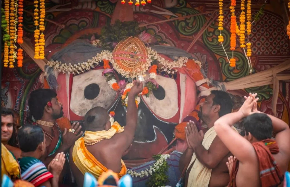  ଜନ୍ମବେଦୀକୁ ଯିବେ ମହାପ୍ରଭୁ । ରଥ ଉପରେ ଚାଲିଛି ଶ୍ରୀଜିଉଙ୍କ ନୀତିକାନ୍ତି । ଗୋଟି ପହଣ୍ଡିରେ ଆଡପମଣ୍ଡପକୁ ବିଜେ କରିବେ କାଳିଆ ଠାକୁର