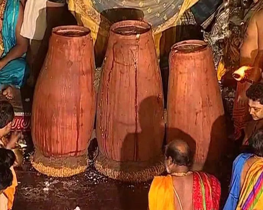  ‘ଅଧରପଣା’ ନୀତି : କାହିଁକି ହୁଏ ଏହି ଅଧରହାଣ୍ଡି ଭଙ୍ଗା ? ଜାଣନ୍ତୁ କ'ଣ ରହିଛି ଏହାର ବିଶେଷତ୍ବ ?