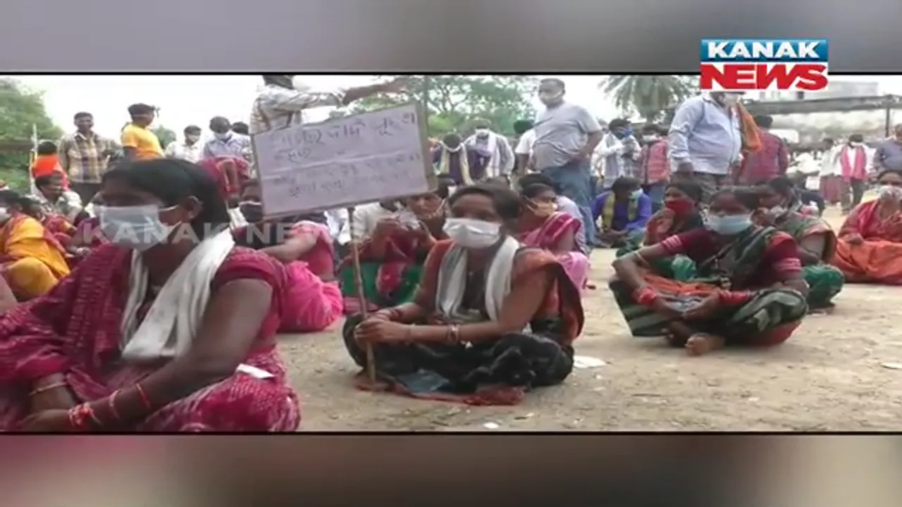  ଗୋଟିଏ ଗାଁର ୬୦ ପରିବାରଙ୍କୁ ବାସନ୍ଦ : ଥାନା ଆଗରେ ଧାରଣା ଦେଲେ ପୀଡିତ ପରିବାର, ବୈଠକକୁ ନଯିବାରୁ କରାଯାଇଛି ବାସନ୍ଦ