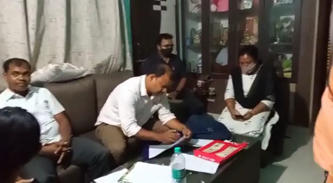  ଆୟବର୍ହିଭୂତ ସଂପତି ଠୁଳ ଅଭିଯୋଗ : ସମ୍ବଲପୁର ଧନକଉଡା ବ୍ଲକ ବିଇଓ କାର୍ଯ୍ୟାଳୟର ମୁଖ୍ୟ କିରାଣିଙ୍କ ଘରେ ଭିଜିଲାନ୍ସ ରେଡ୍